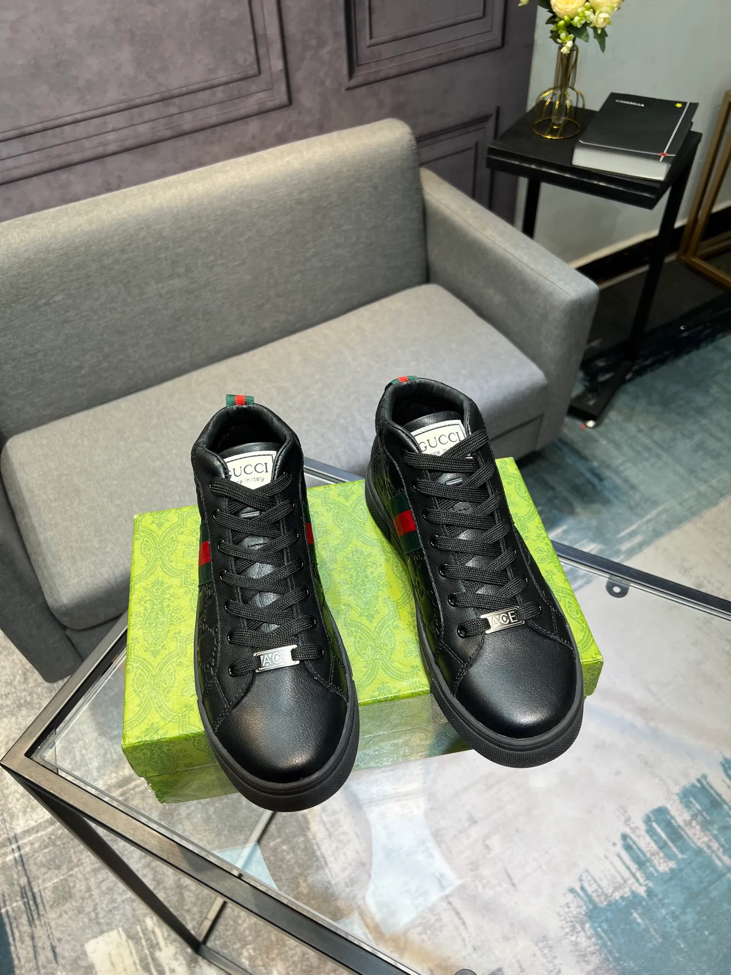 Men's men's shoes 💰460 The new high-top GUCCI (Gucci) counters are launched simultaneously. The new men's shoes, 😘fabrics are selected from imported cowhide, and the lining is sheepskin lining. 👍🏿 High-end ☄️ air-cushion molded anti-slip rubber outsole, exquisite lines, simple and elegant, comfortable and high-end for leisure travel. Code number: 38 to 44 (45 can be customized and cannot be returned or exchanged)